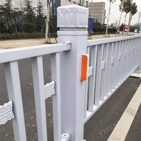 商丘道路护栏厂交通安全隔离栏杆市政防护铁护栏