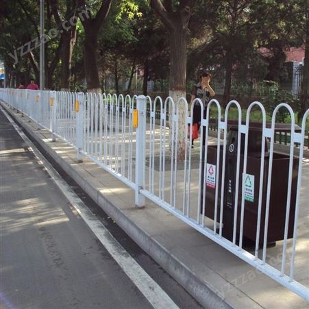 拉瑞斯供应格尔木安全防撞道路护栏批发 公路交通设施护栏 隔离道路护栏